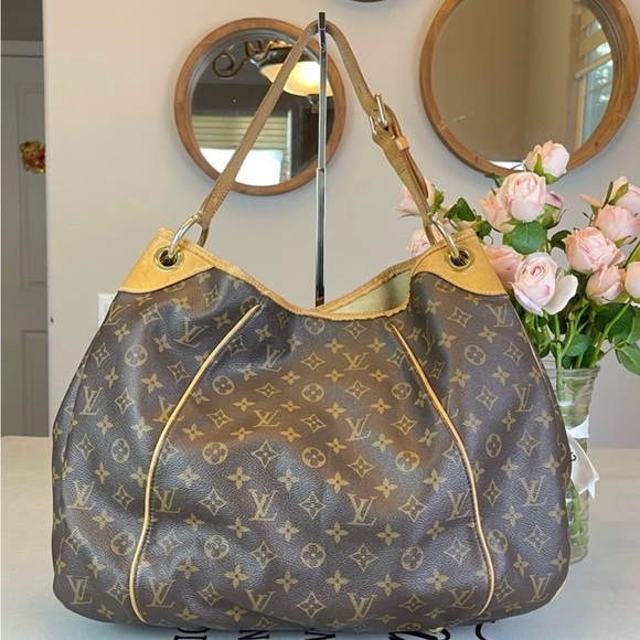 Louis Vuitton Monogram Canvas Galliera GM Totes
Shoulder Bag - Picture 3 of 6
